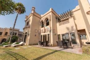 Beach Access Villa with Backyard in Prime Location in Canal Cove, Palm Jumeirah by Deluxe Holiday Homes